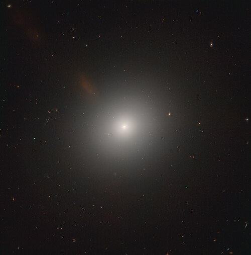 M105，椭圆星系，位于狮子座