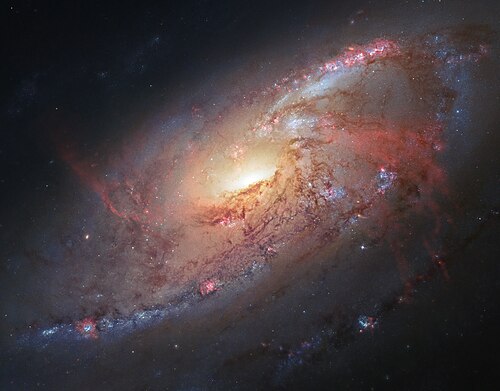 M106，螺旋星系，位于猎犬座
