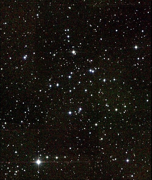 M34，疏散星团，位于英仙座