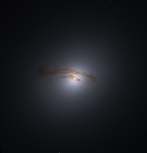 M84，透镜星系，位于室女座