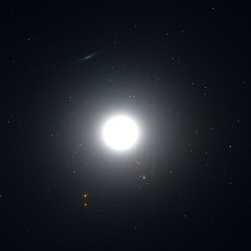 M89，椭圆星系，位于室女座