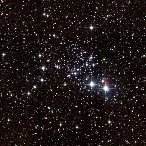 M93，疏散星团，位于船尾座