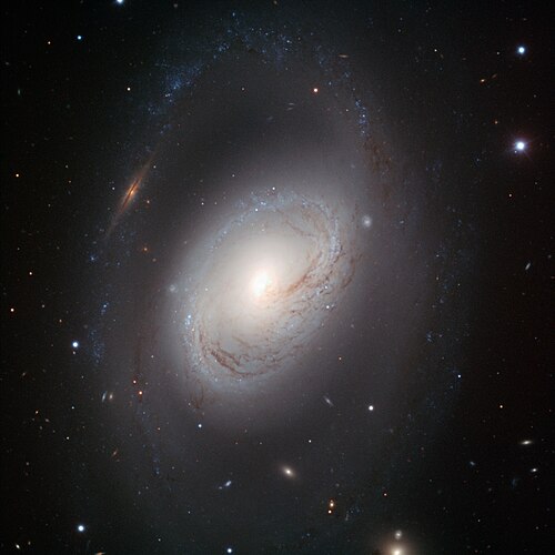 M96，螺旋星系，位于狮子座